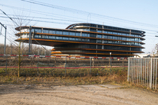 827146 Gezicht op de in aanbouw zijnde verkeersleidingspost van ProRail in de Cartesiusdriehoek te Utrecht.